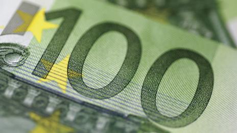 ФАЛШИВИ ПАРИ: Мъж се опита да изхвърли 20 копюри по 100 евро