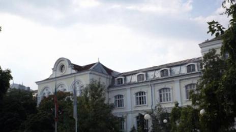 Осмокласник скочи от парапет, счупи си ръката