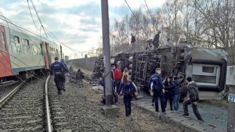 Един човек загина след като влак дерайлира в Брюксел