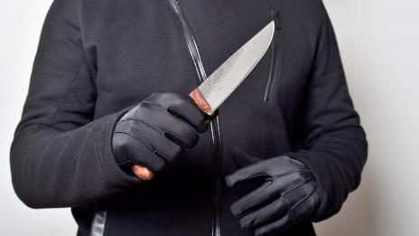 Англичанин уби българка и я зарови в градината. Съседите видели... стърчащи крака!