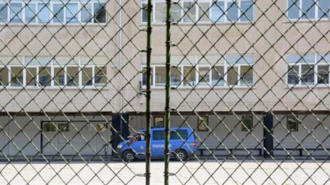 Гневна майка нахълта в час, наби учителка