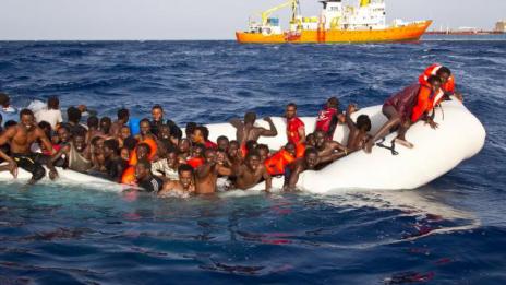 Лодка с бежанци се преобърна в Средиземно море