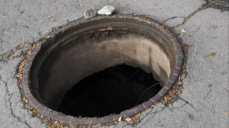 Хванаха крадеца на капаци на шахти във Варна