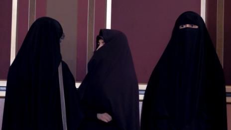 Мнозинството от швейцарците искат забрана на бурките