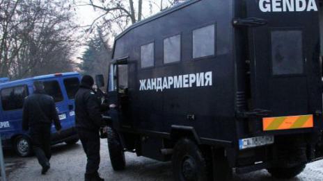 Задържаха баща и син за дръзкото нападение над полицаи в Ихтиман