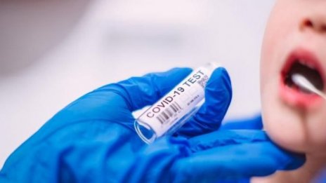 Така ще бъде: В клас малкото дете с маска, учител му дава плик и плюе. После...
