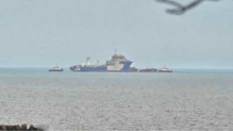 Натовариха кораб в кораб в морето пред Варна