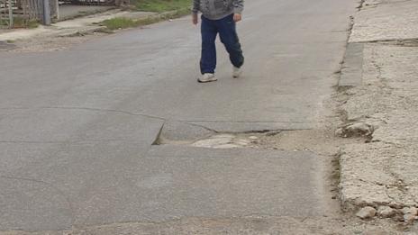Пропадащ асфалт тревожи живущите на ул.„Янко Славчев“ във Варна  (СНИМКИ)
