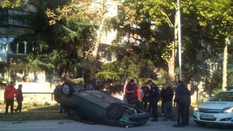 Кола се обърна по таван на бул. Левски във Варна