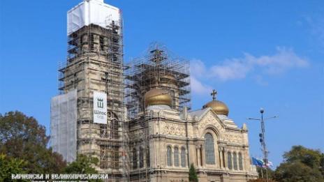 Ремонтират куполите на Катедралата с уникални скелета (СНИМКИ)