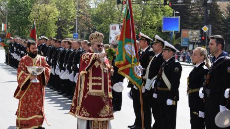 Владиката благослови бойните знамена за Гергьовден във Варна (СНИМКИ)