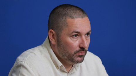 Шофьорът на ТИР-а, помел две деца на "Тракия" бил заснет да шофира с телефон и кафе в ръка?