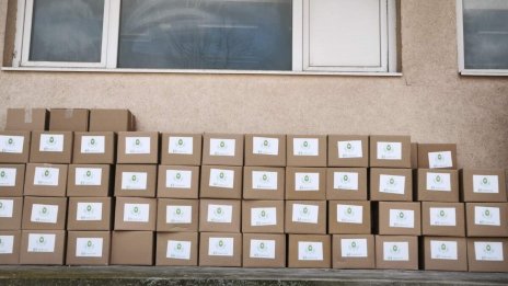 100 кашона с хранителни продукти дарени на социални услуги във Варна