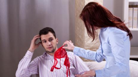 Знаете ли, че... Мъжете с плътни гласове изневеряват по-често?