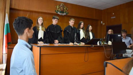 Ученици от Варна участваха в симулиран процес по гражданско дело