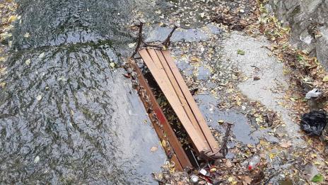Вандали потрошиха пейки и съоръжения в Морската градина (СНИМКИ)