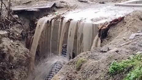 Варненец се възмущава: Вижте състоянието на новоизградените шахти по време на дъжд