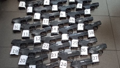 Шофьор опита да прекара през границата ни 35 контрабандни пистолета