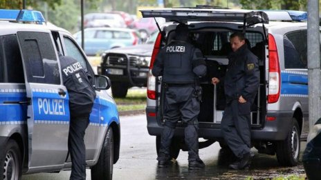 Въоръжен взе заложници в магазин в Германия