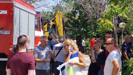 Затрупаните от свлачището на Албена били семейство, наематели на "Моби Дик" (СНИМКИ)