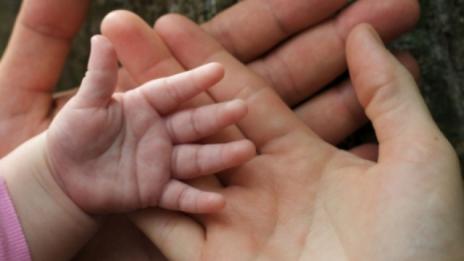 1 година платен отпуск при осиновяване на дете до 5-годишна възраст
