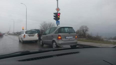 Верижна катастрофа затруднява движението по бул. „Цар Освободител“