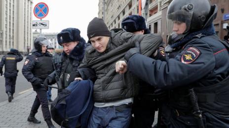 Близо 400 арестувани в Русия при протести срещу президента Путин