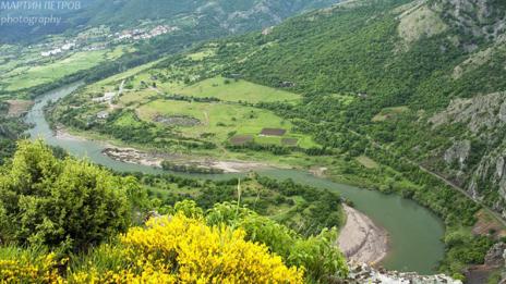 Пожарникари спасиха 2 мъже и 6 деца от воден капан