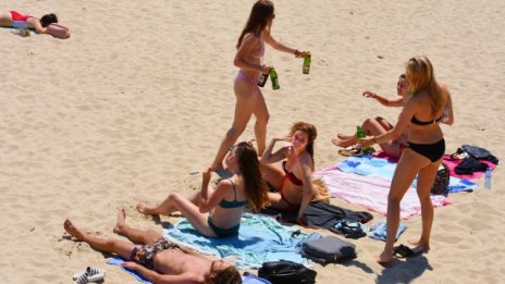 Чудесно време за плаж през уикенда по морето