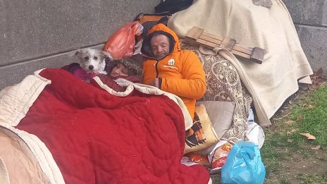 Кошмар в студена Варна: Семейство бедства, спи под тераса на улицата!