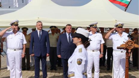 Отличиха първенеца на военния випуск на ВВМУ „Н. Вапцаров“