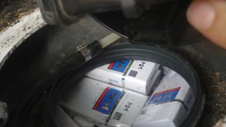 Иззеха контрабандни цигари скрити в резервоар на кола