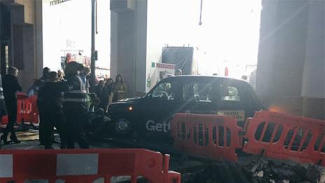 Автомобил се вряза в пешеходци в Лондон, има ранени