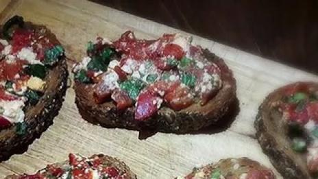 Пролетни брускети