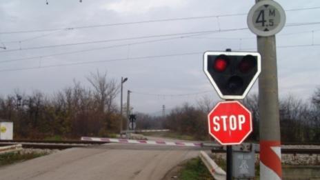 Заради пиян кантонер влак отнесе кола, трима са в болница