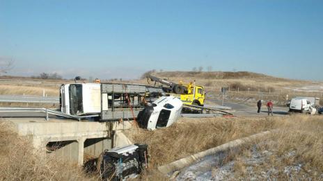 Автовоз с пет леки коли се преобърна на изхода на Пловдив