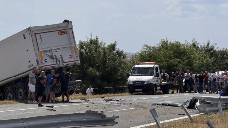 Шофьорът на камиона от катастрофата на "Тракия" остава в ареста