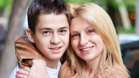 След 83 дни криене: Майкъл се появи, прегърна майка си