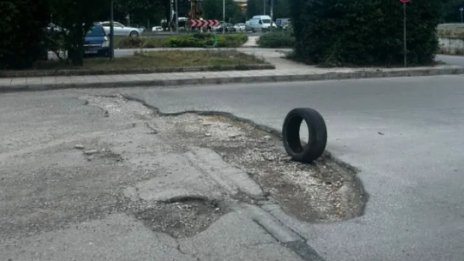 Опасен кратер дебне шофьори и велосипедисти на паркинг до варненски мол