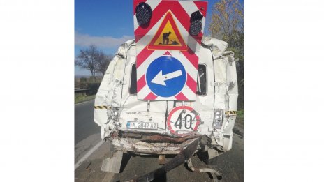 Бетоновоз се вряза в 2 строителни автомобила