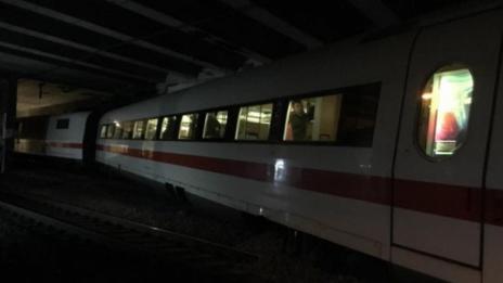 Влак с 240 пътници дерайлира в Базел  