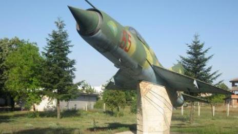 С военни почести бе открит обновеният самолет - паметник в Балчик
