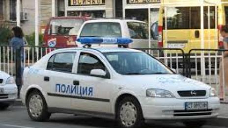 Кола се удари в дърво на централно кръстовище