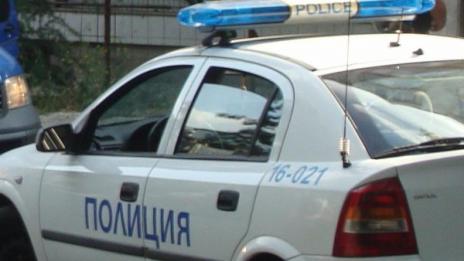 Мъж опита да спре колата си по наклон в Омуртаг, тя мина през него