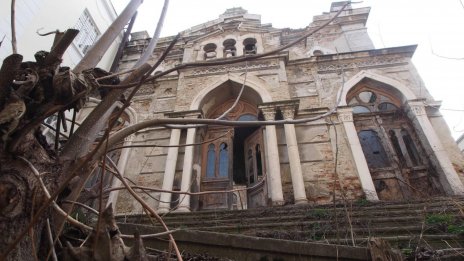 Сефарадската синагога във Варна, построена през 1890 г., тъне в разруха