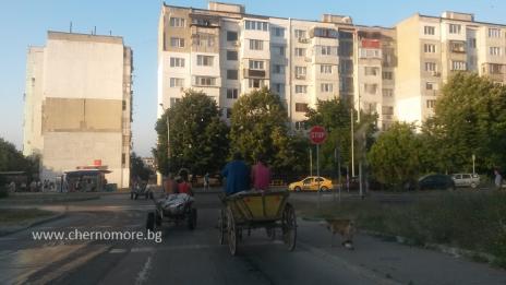 Ромски каруци пречат на движението във „Владиславово”