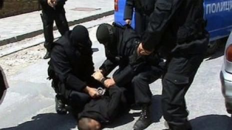 След акцията: Трима с белезници край банкомата 