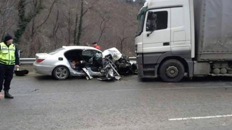 Кола и камион се удариха на пътя за Златните, шестима пострадаха