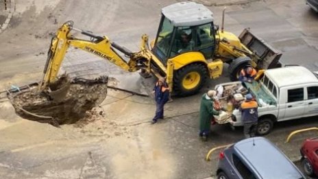 ВиК авария затварят основен варненски булевард част