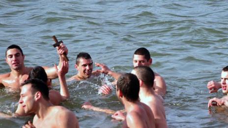 Искри на Богоявление: Кой да хвърли кръста в Кърджали 